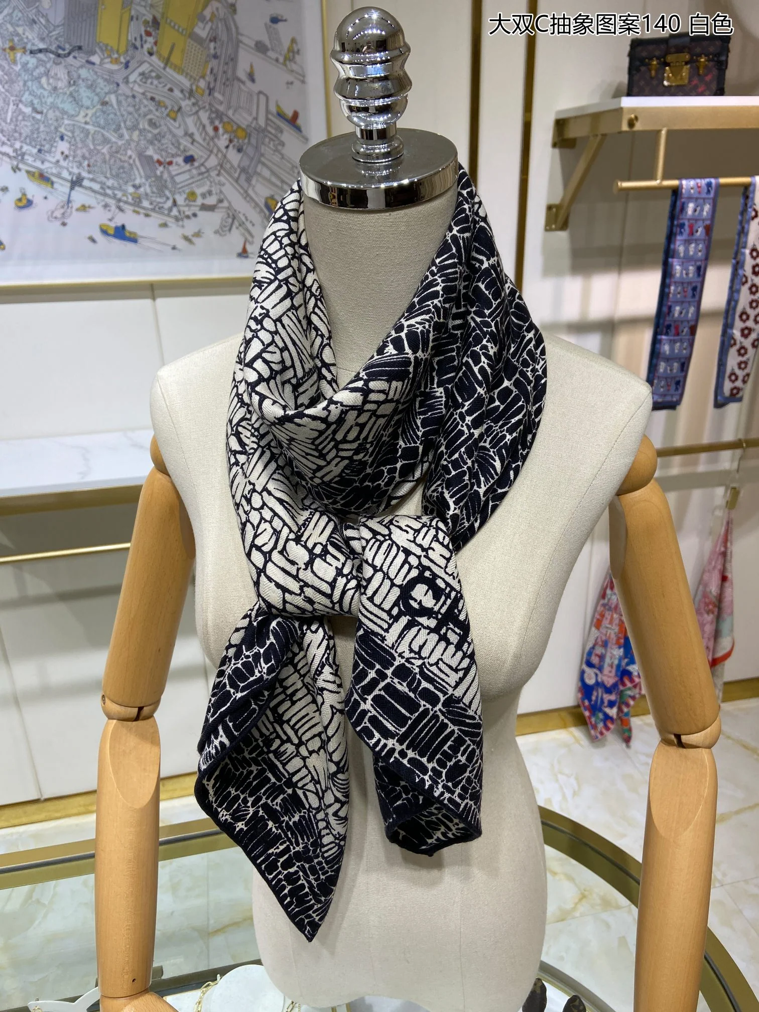 Большой шарф Chanel с абстрактным узором ?Двойная буква С? — 140 см x 140 см — 80% кашемир — 20% шелк — серый.