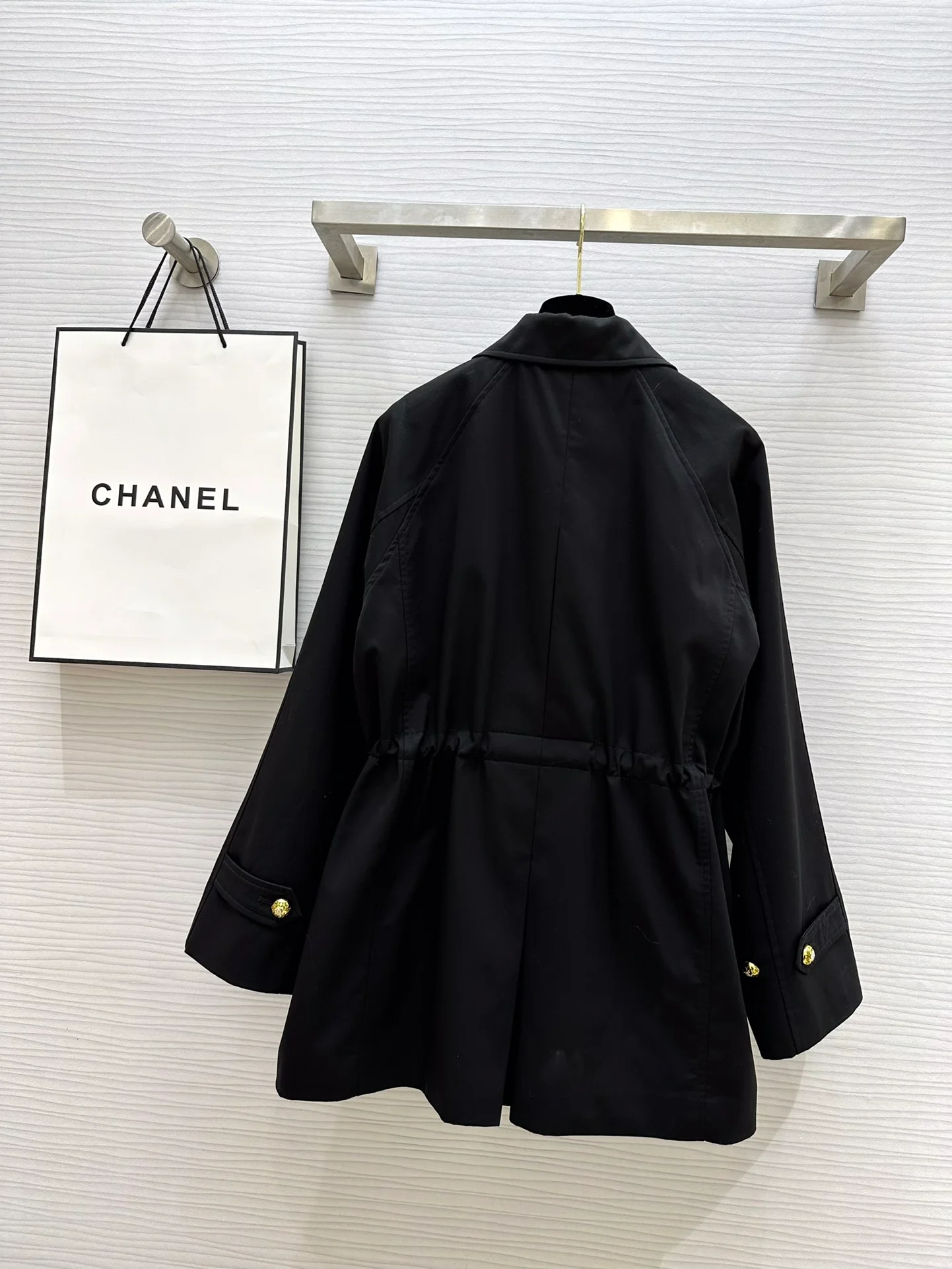 Тренч Chanel 2403-24 Весна/Лето, новый, с двубортной отделкой цепочками, черный.