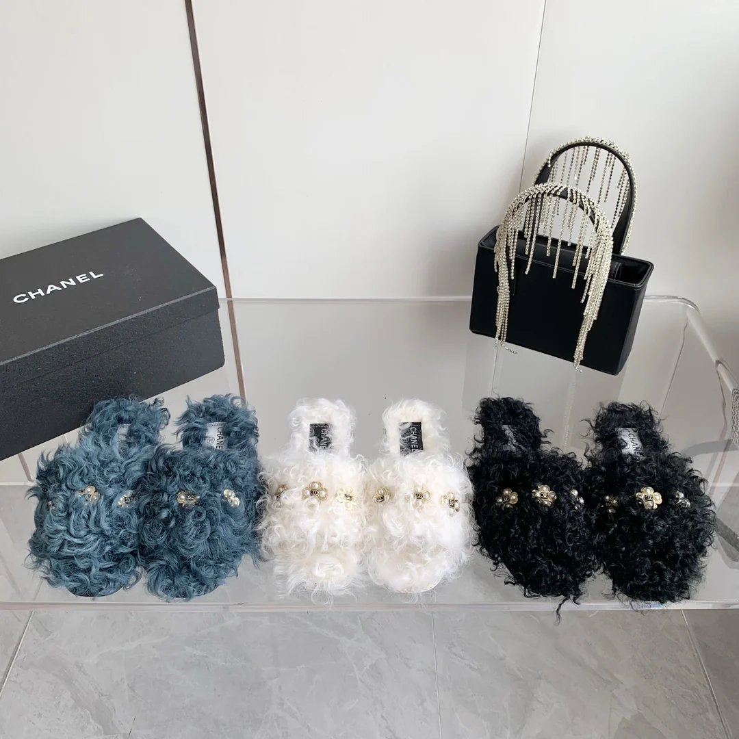 Новинка сезона осень/зима 2023 от Chanel - тапочки из овечьей шерсти