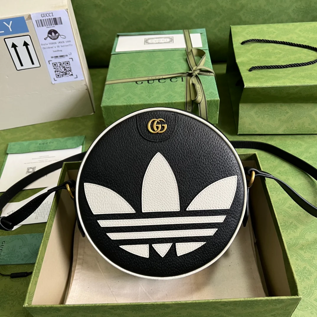 Сумка через плечо, созданная в рамках коллаборации Gucci-adidas x Gucci, 22x22x7 см, черная с контрастными вставками.