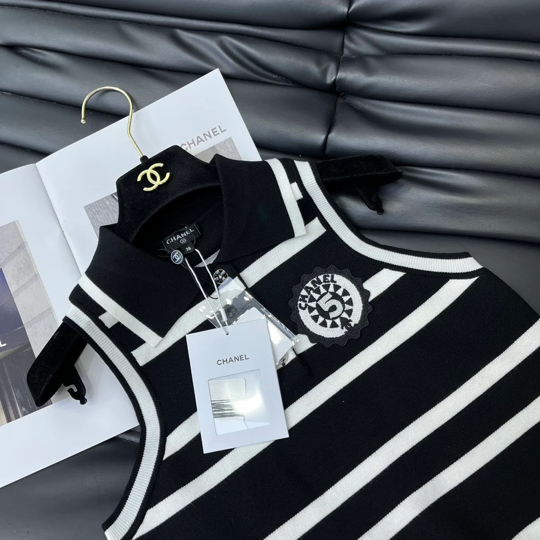 Chanel - 2404-24 Новинка: Вязаный жилет в полоску с воротником - Черный