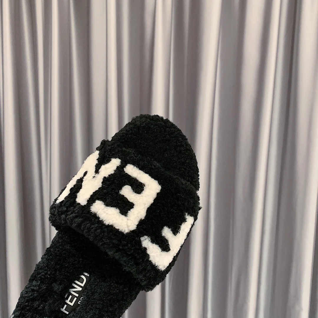 Fendi - Тапочки из овечьей шерсти - Черные с белой надписью