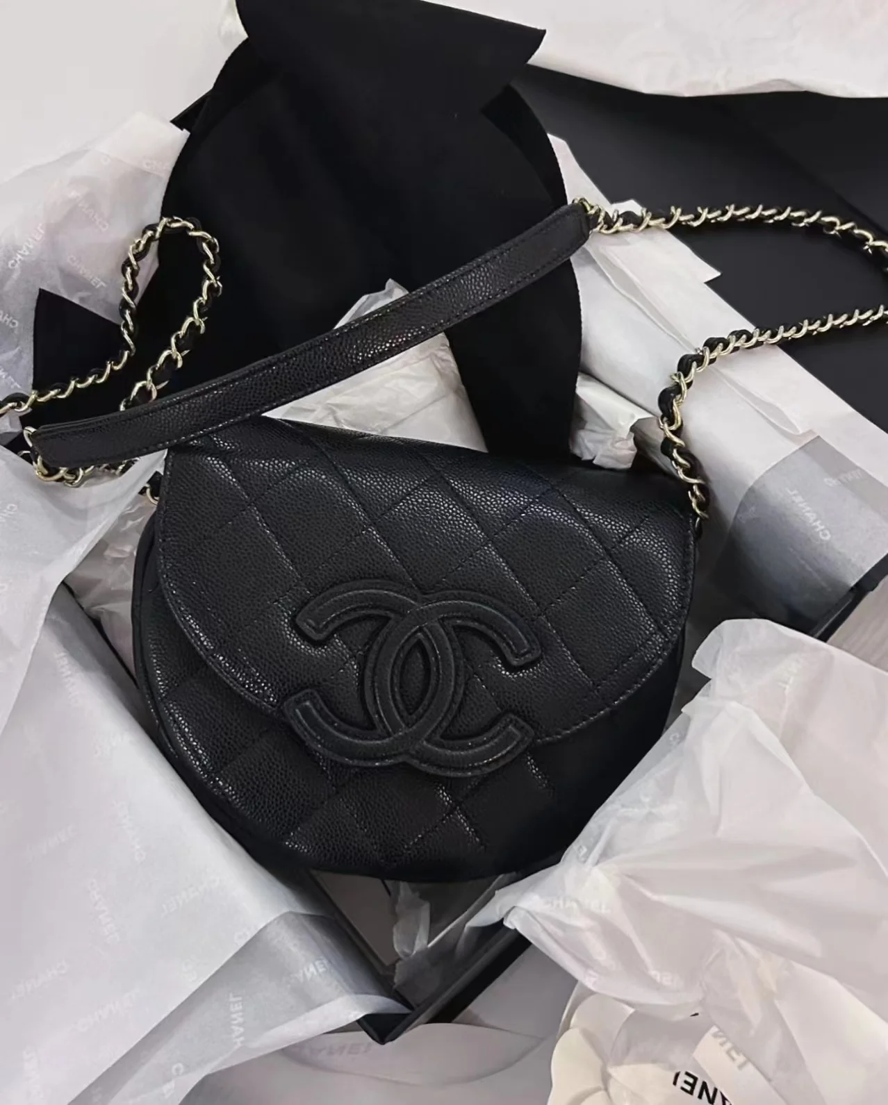 Новинка сезона весна/лето 2023 от Chanel - сумка Lychee Bull Saddle Bag - черная.
