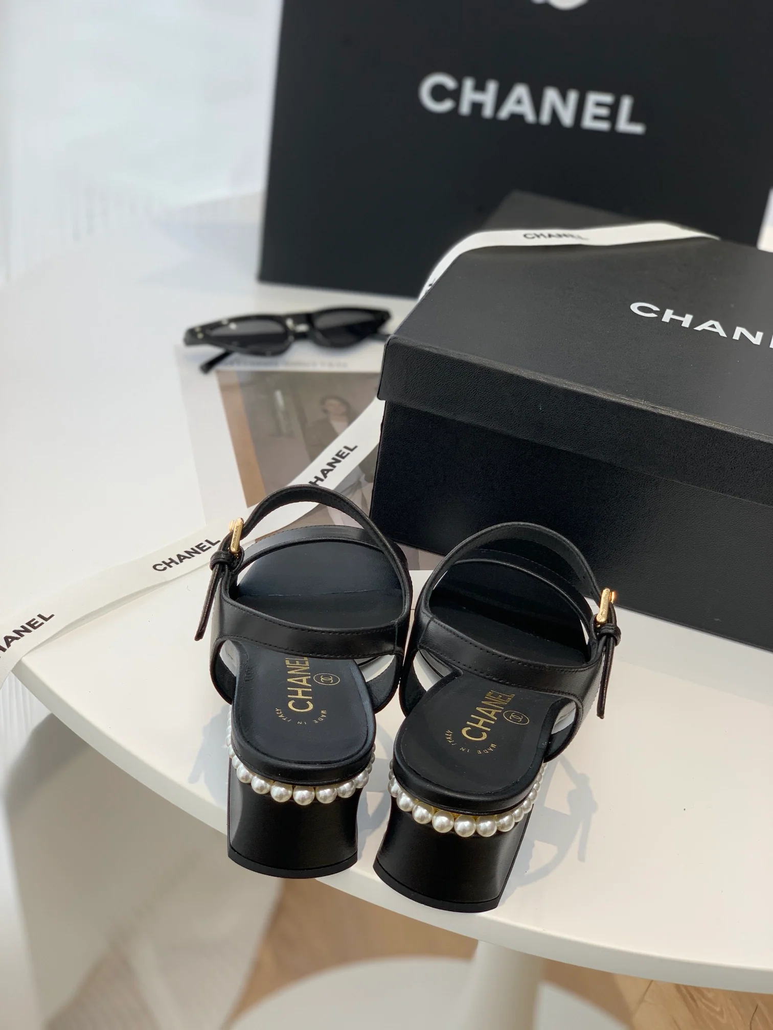 Сандалии Chanel с жемчужными и металлическими элементами в виде логотипа на подошве — размеры 35-40