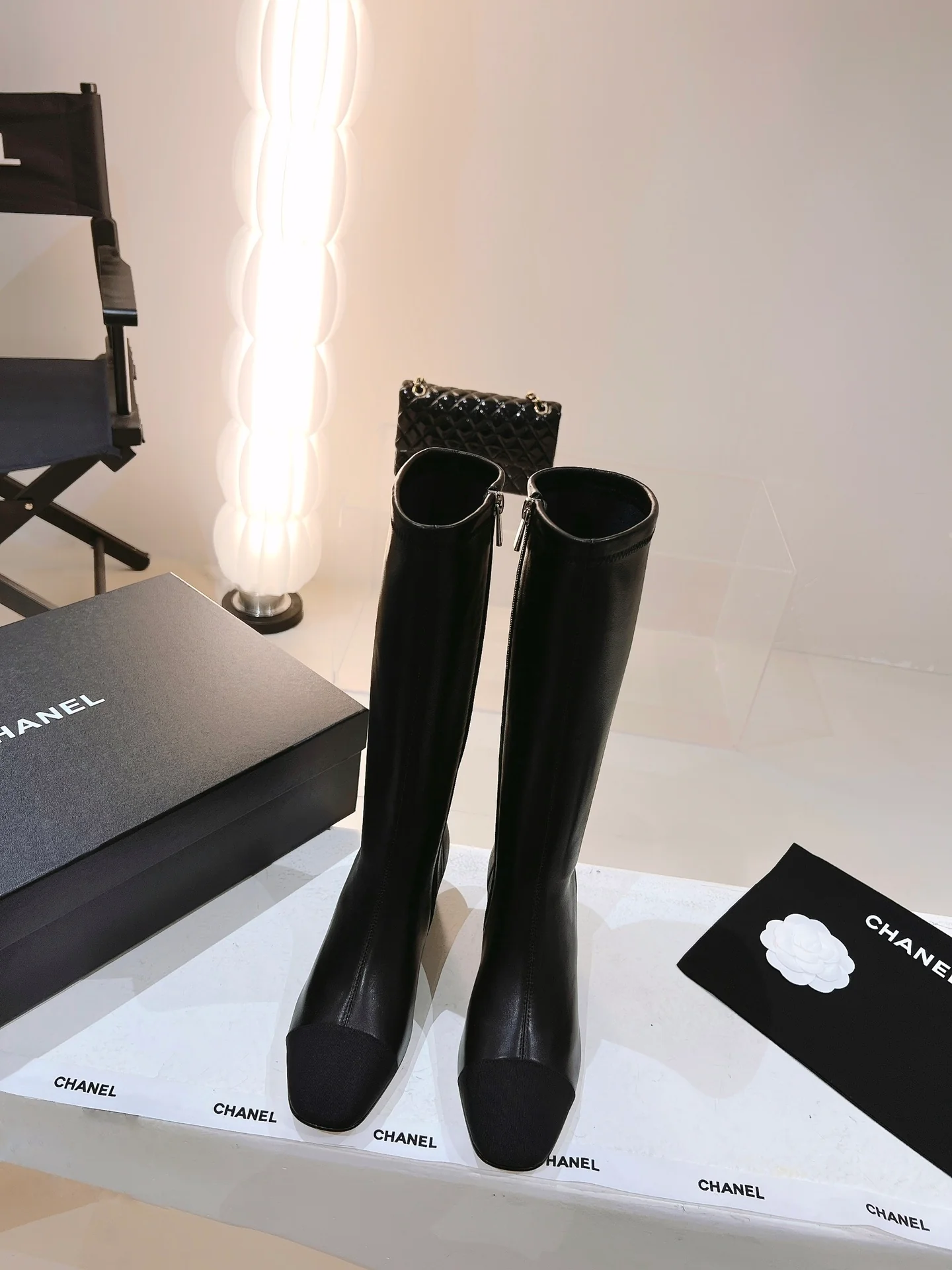 Новинка сезона осень/зима 2022 от Chanel - высокие сапоги из черной замши.