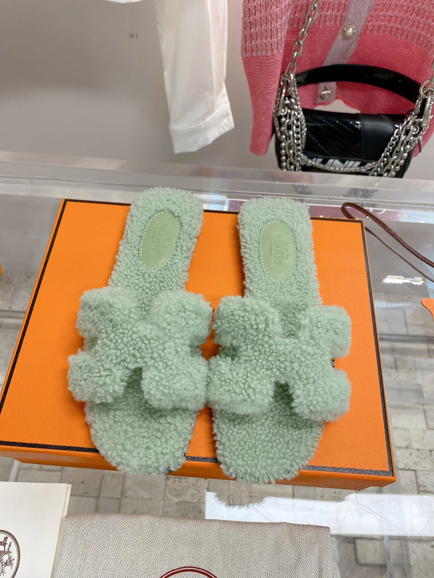 Новинка сезона осень/зима 2022 от Hermes - Тапочки Oran из чистой овечьей шерсти - Плоская подошва - 1 шт.