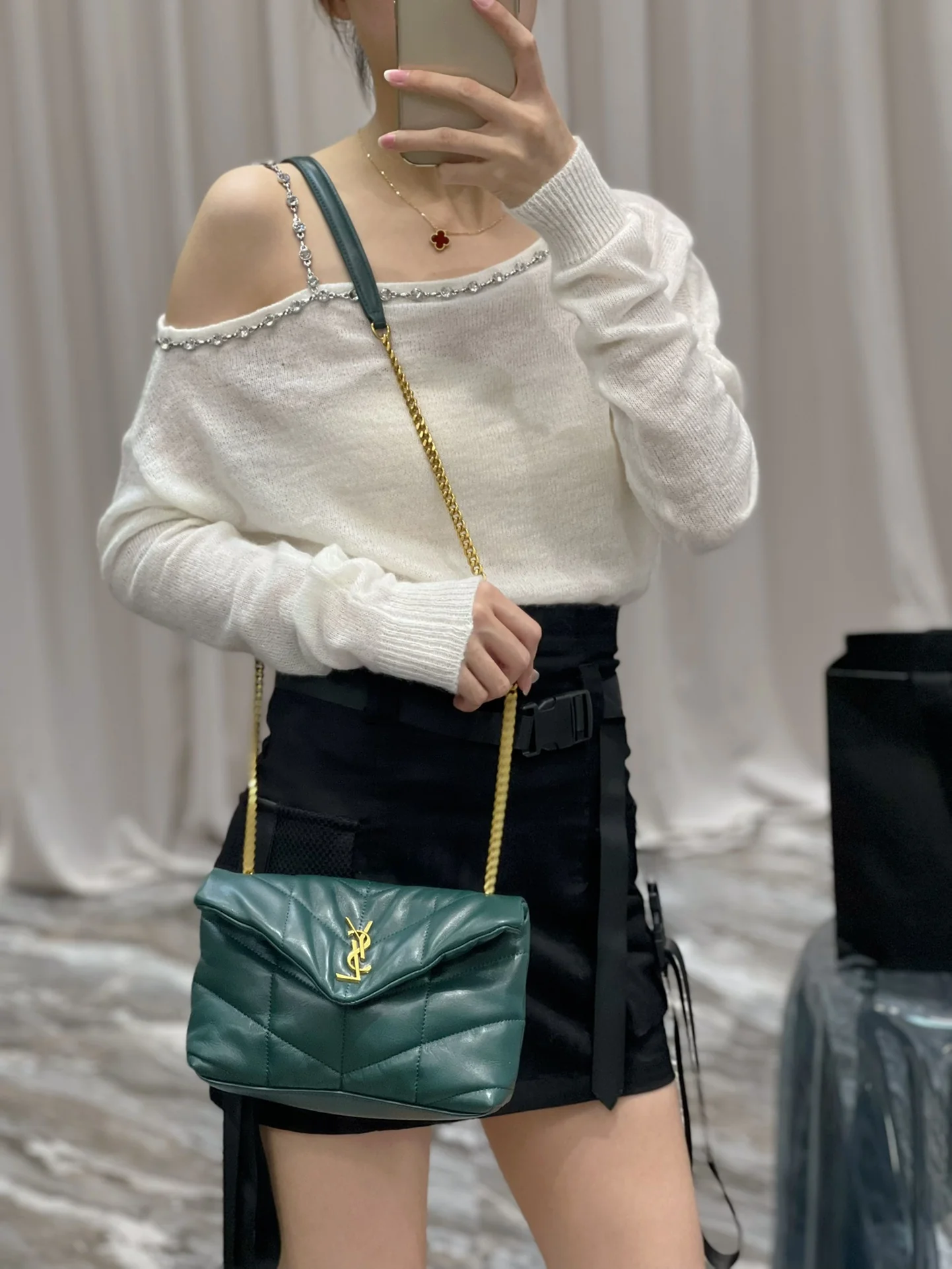 Стеганая сумка YSL из овечьей кожи — темно-зеленая с золотой фурнитурой — овечья кожа — 23 см — На фото: сумка в носке