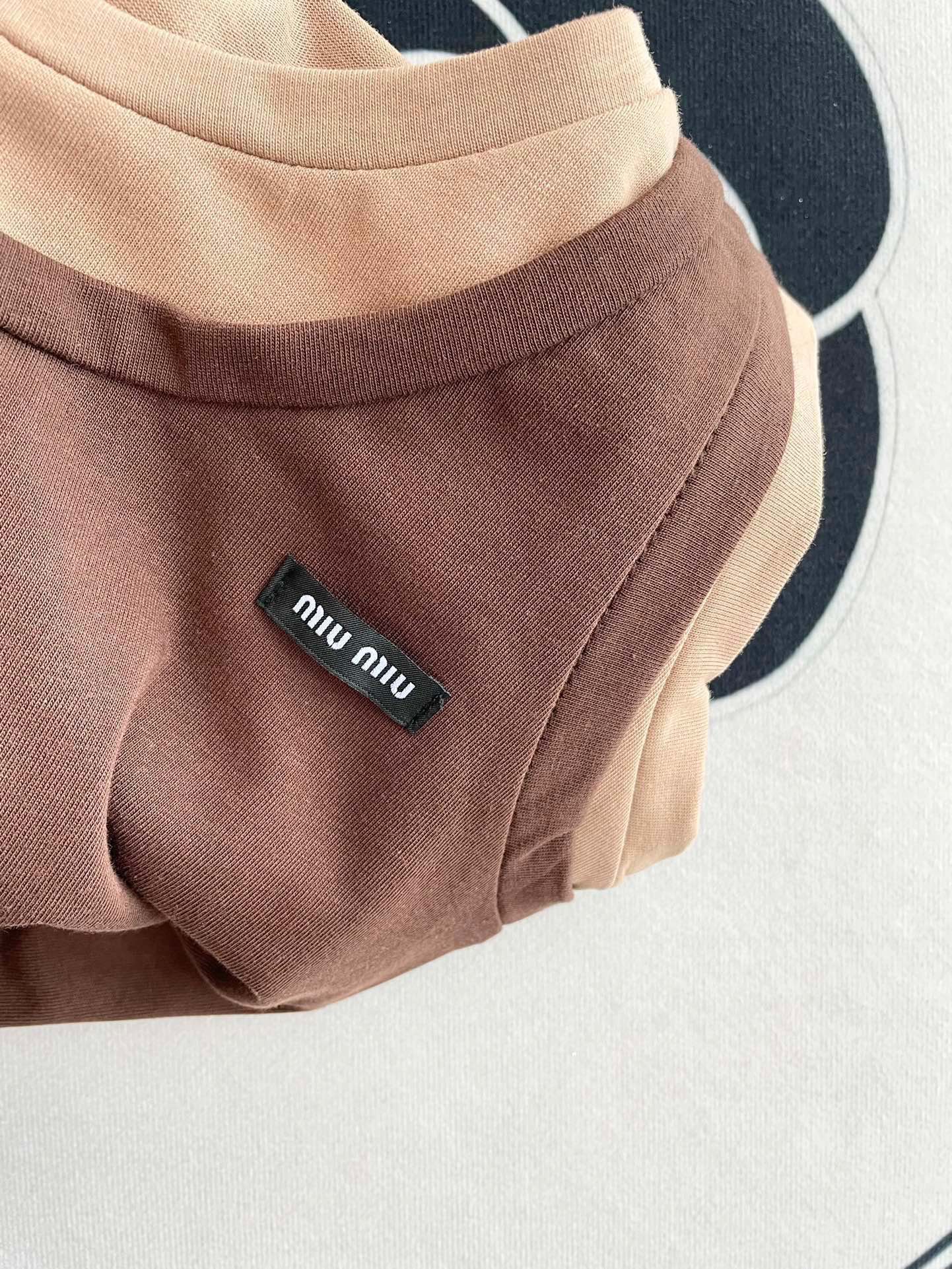 Новинка сезона весна/лето 2024 от Miu Miu: многослойный, культовый универсальный жилет — коричневый.