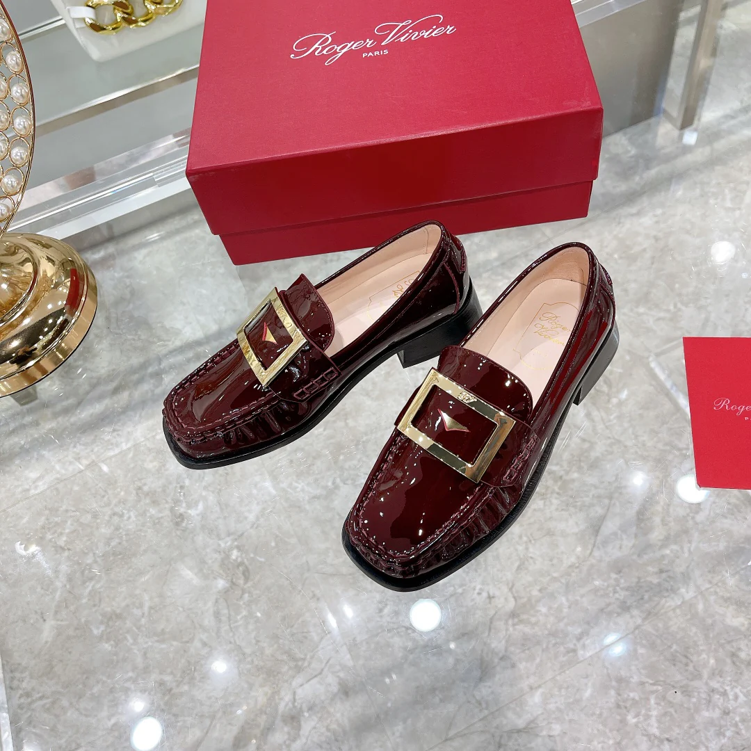 Лоферы из лакированной кожи с металлическими пряжками — бордовые.