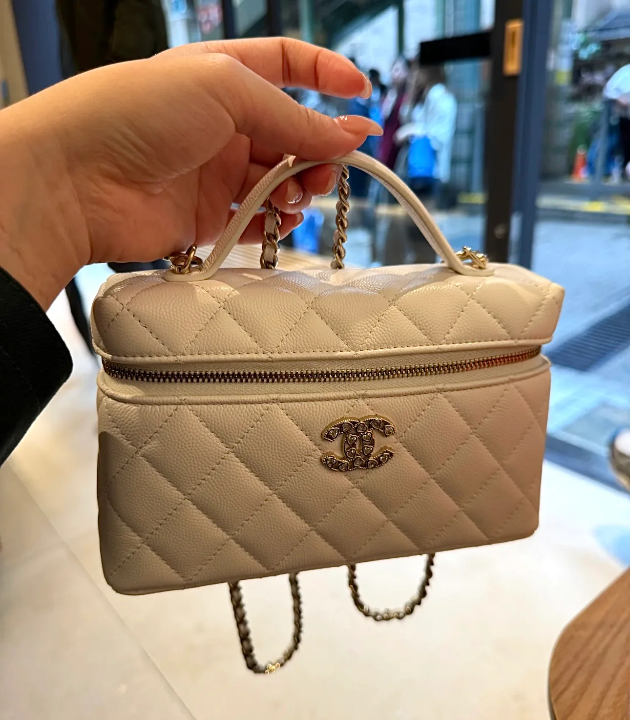 Сумка-ланчбокс Chanel 25p Limited Edition в форме сердца с бриллиантом — белая.