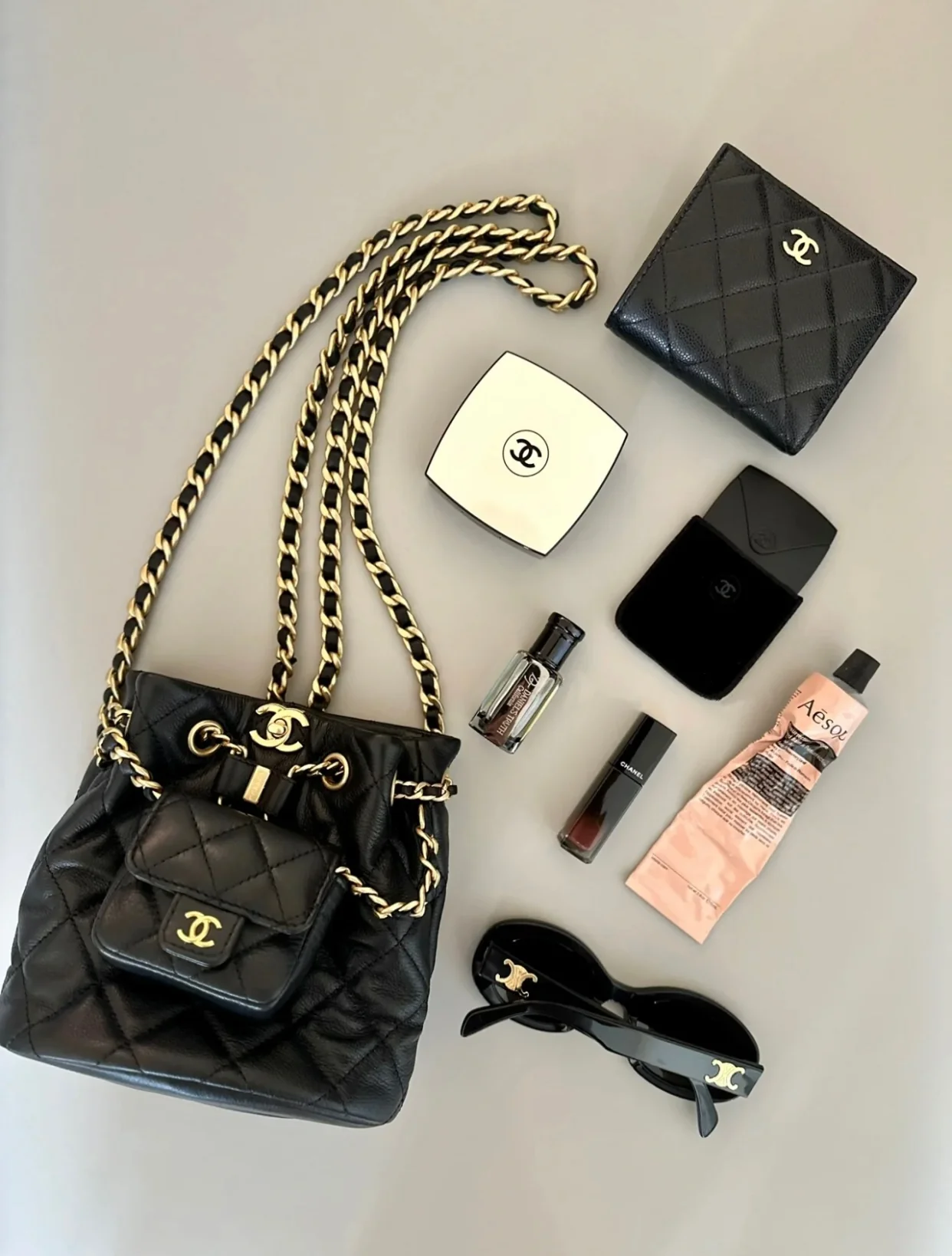 Пре-осенняя коллекция Chanel 2023 — рюкзак Métiers d'Art Letter