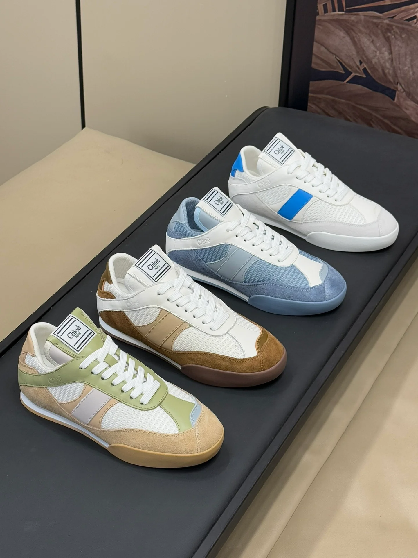 Изображение коллекции повседневной обуви Chloe 2024 года.