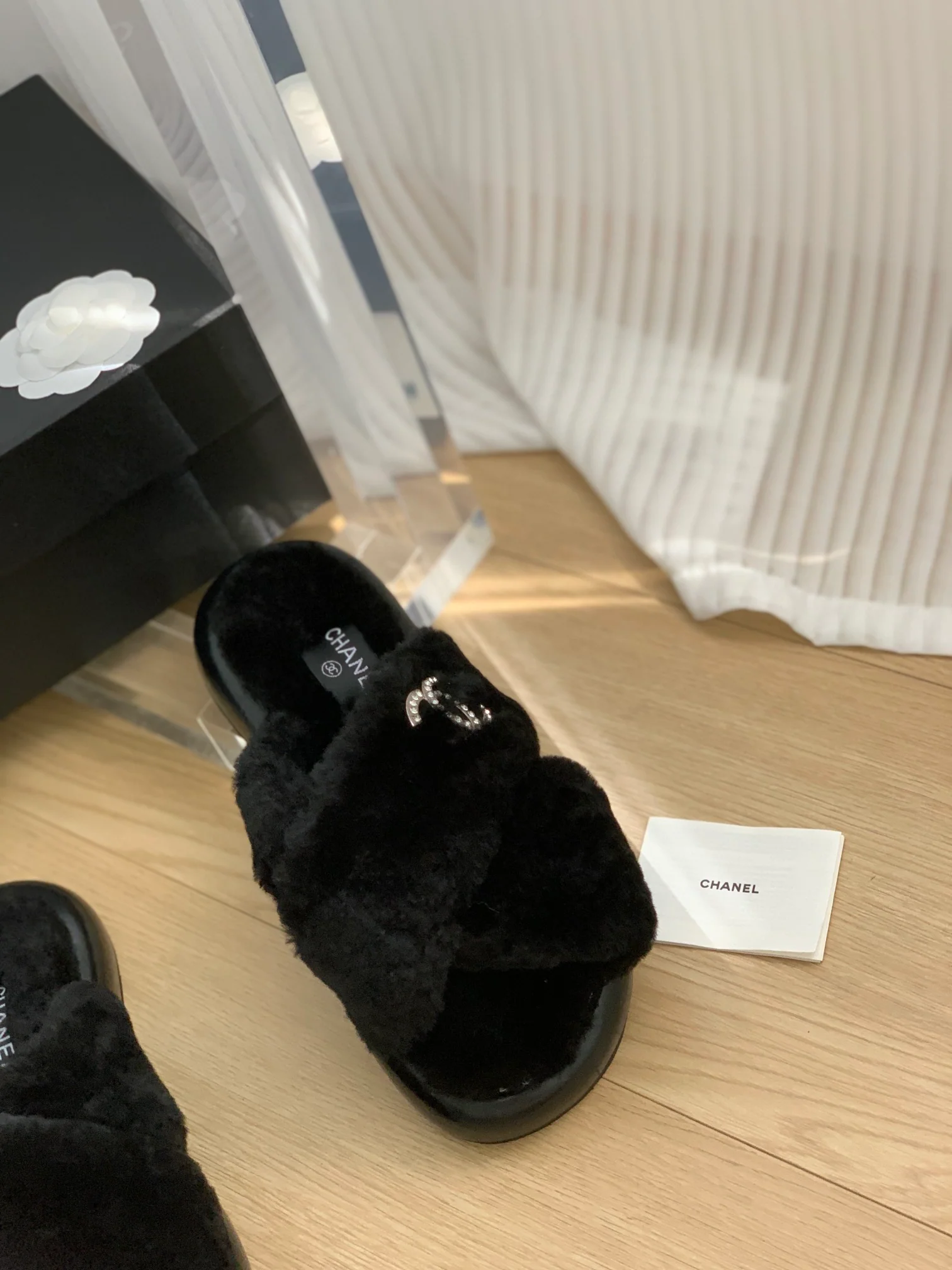 Новинка сезона осень/зима 2023 от Chanel - Классические меховые тапочки с двойной буквой С - Черные