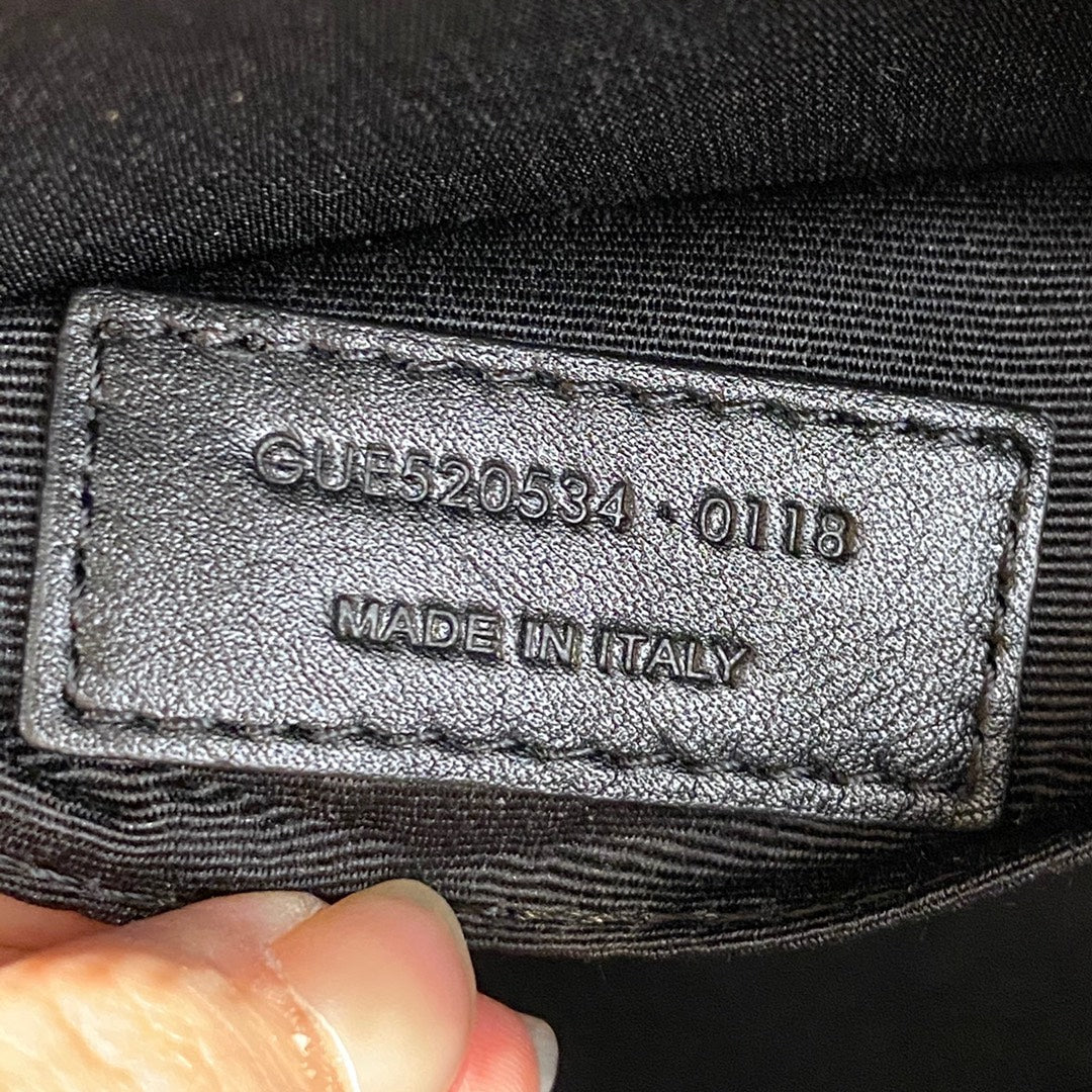 Фотосумка YSL Lou Bag — черная с золотой фурнитурой.