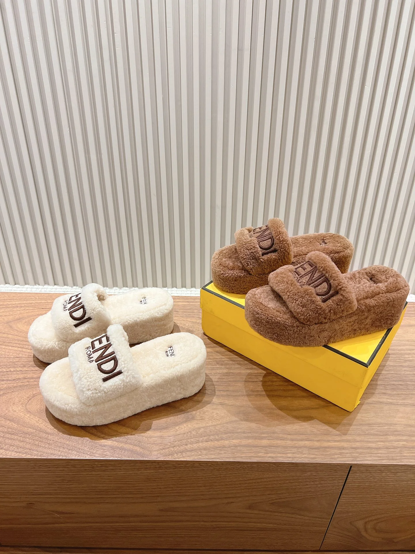 Меховые тапочки Fendi 2024 — изображение из коллекции