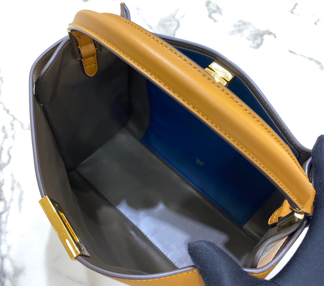 Сумка Fendi Peekaboo Lite Medium из коричневой кожи.