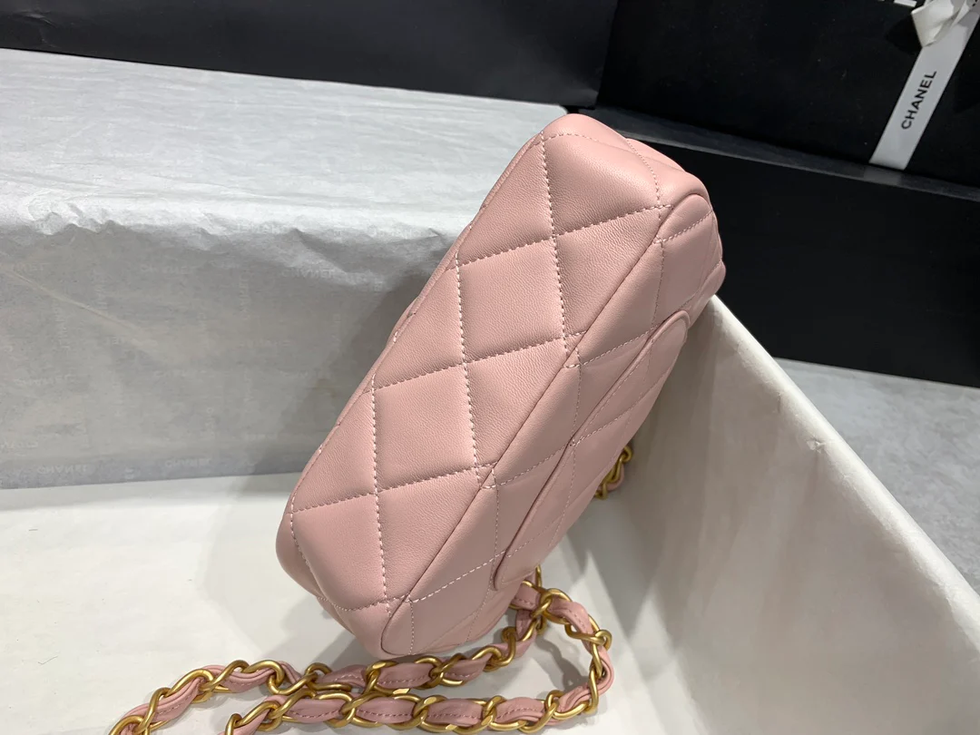 Новинка сезона весна/лето 2023 от Chanel - сумка Coin CF - розовая.