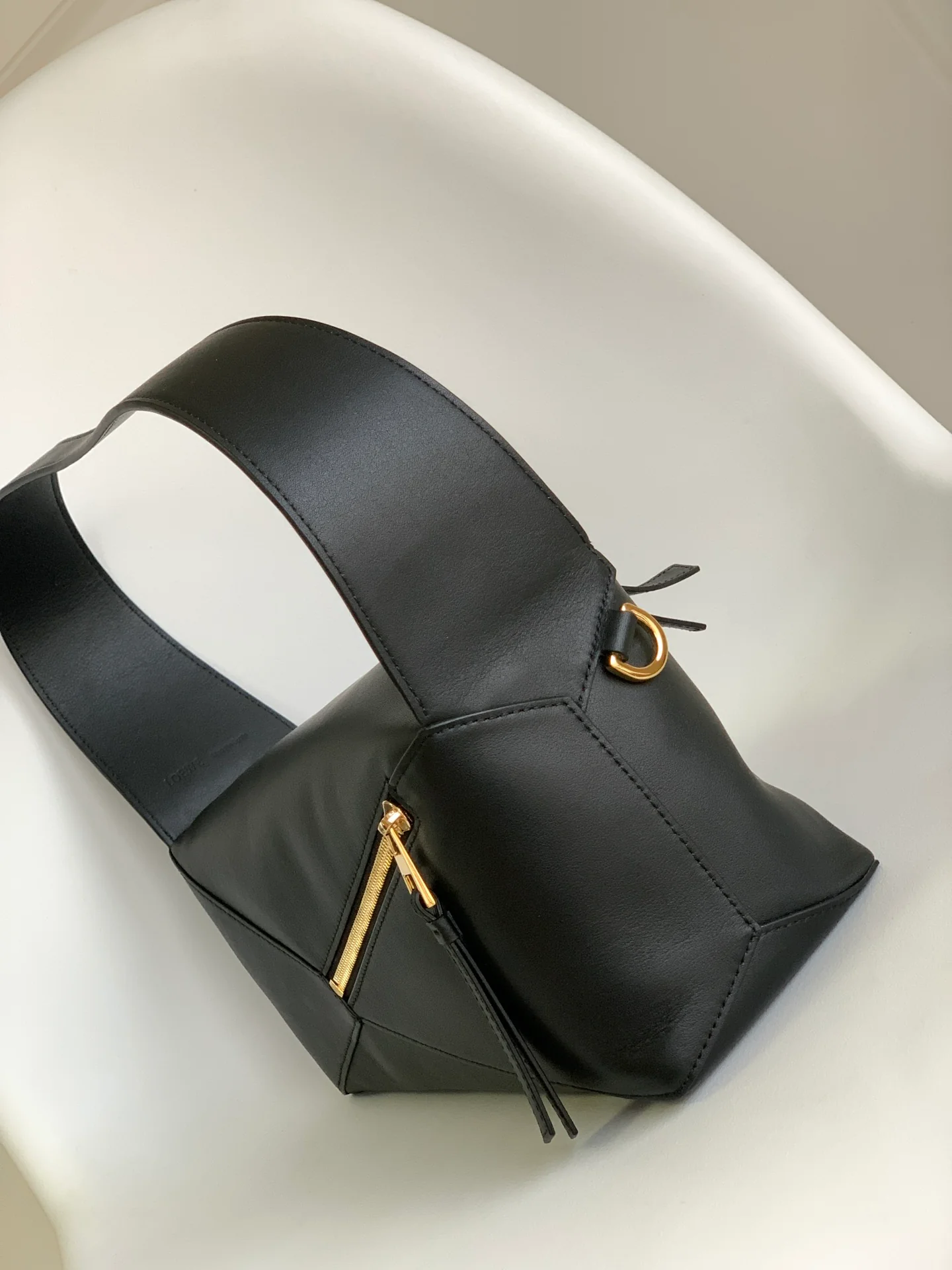 Сумка-хобо Loewe Puzzle из кожи наппа, черная.