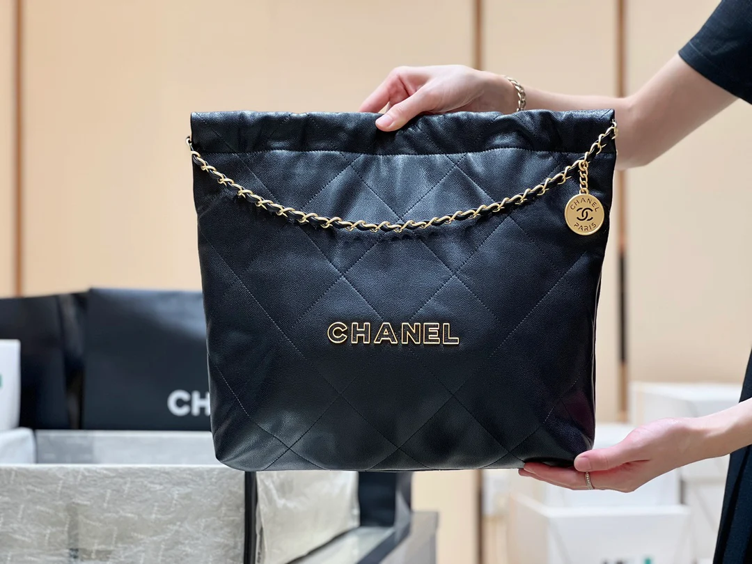 Chanel - черная кожаная сумка длиной 22 дюйма с текстурой в виде шариков (дизайн мусорного мешка).