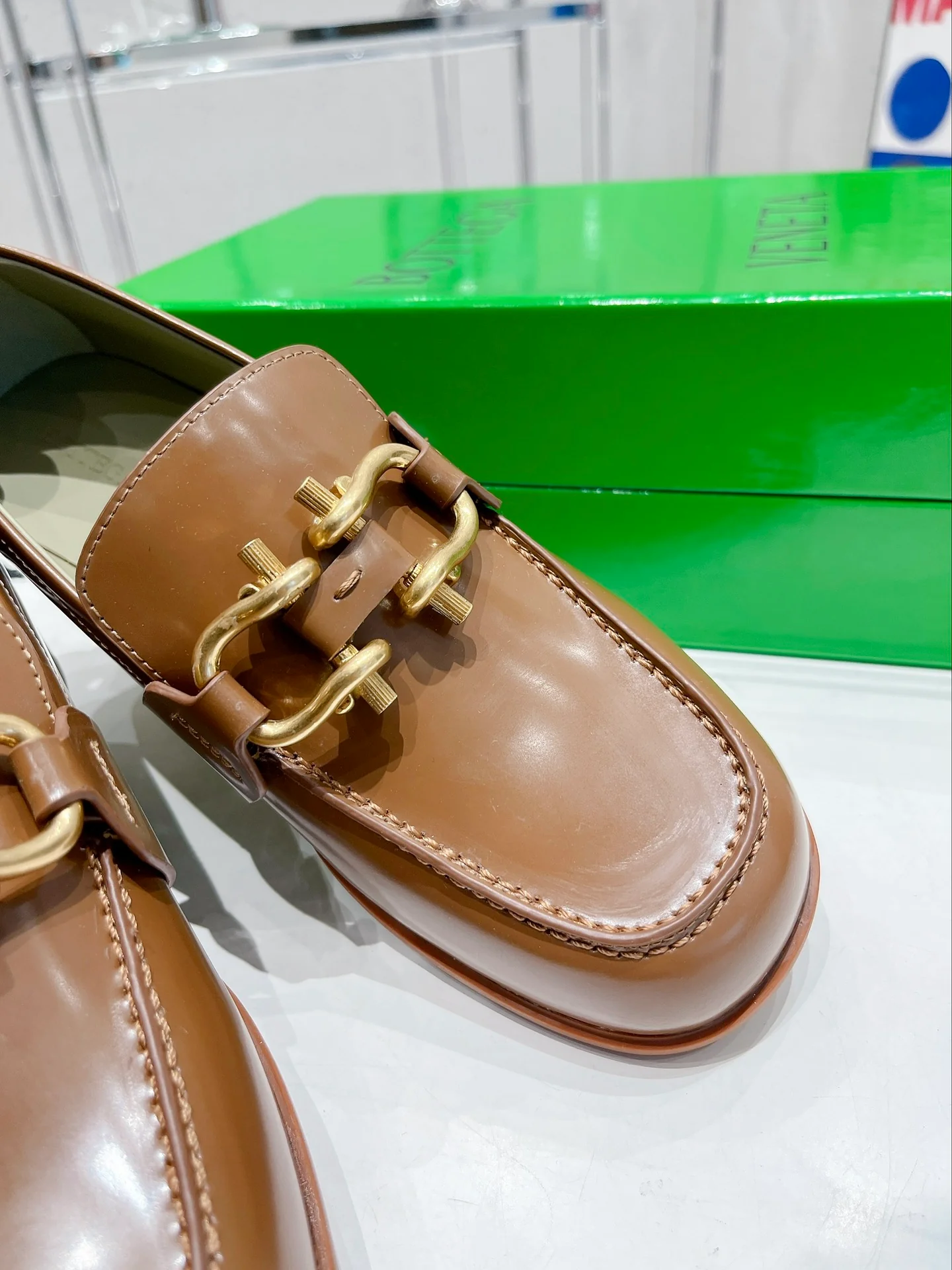 BV - Лоферы с пряжкой в ??виде подковы - Верблюжий