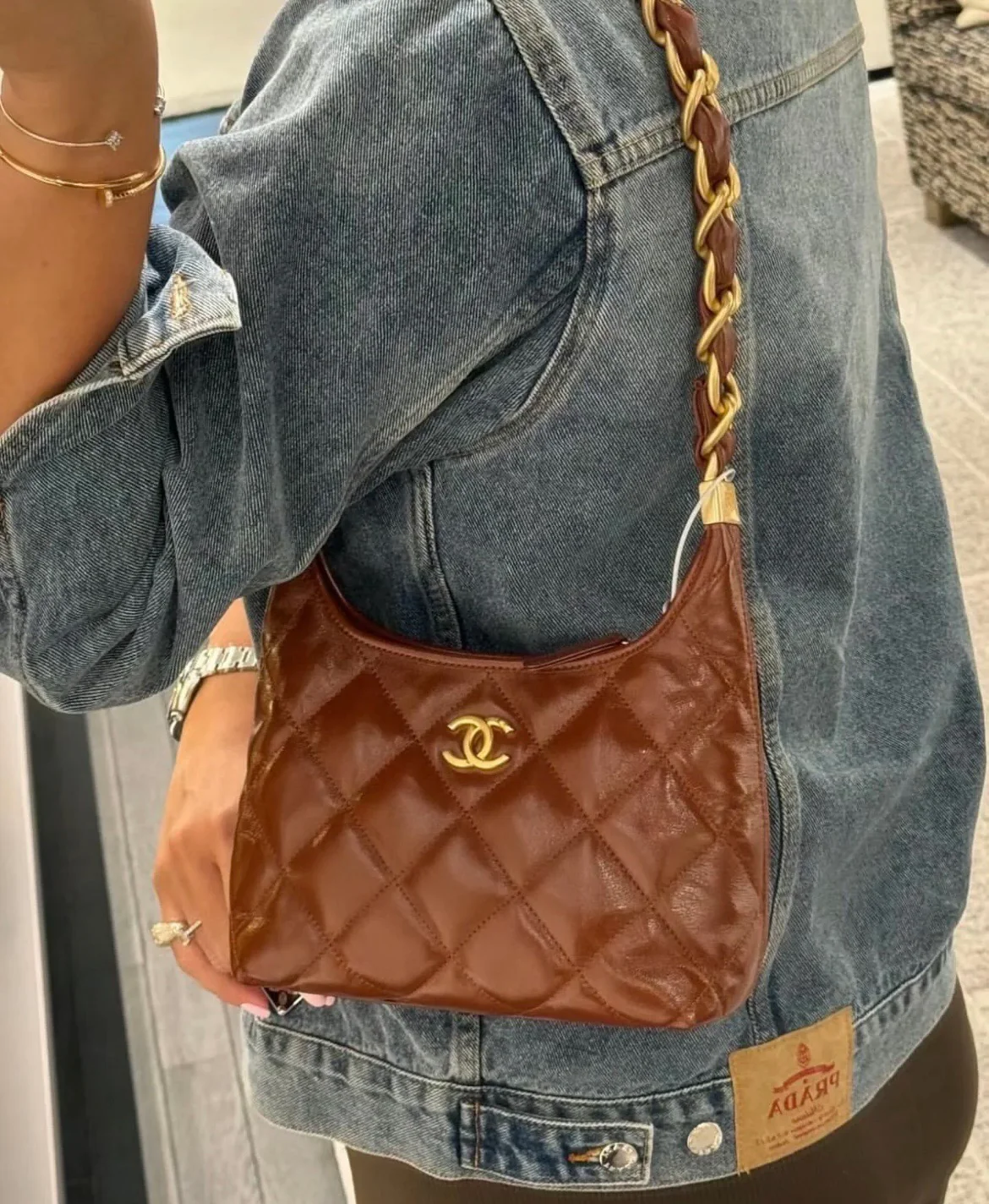 Сумка Chanel на плечо с массивной цепочкой - красная