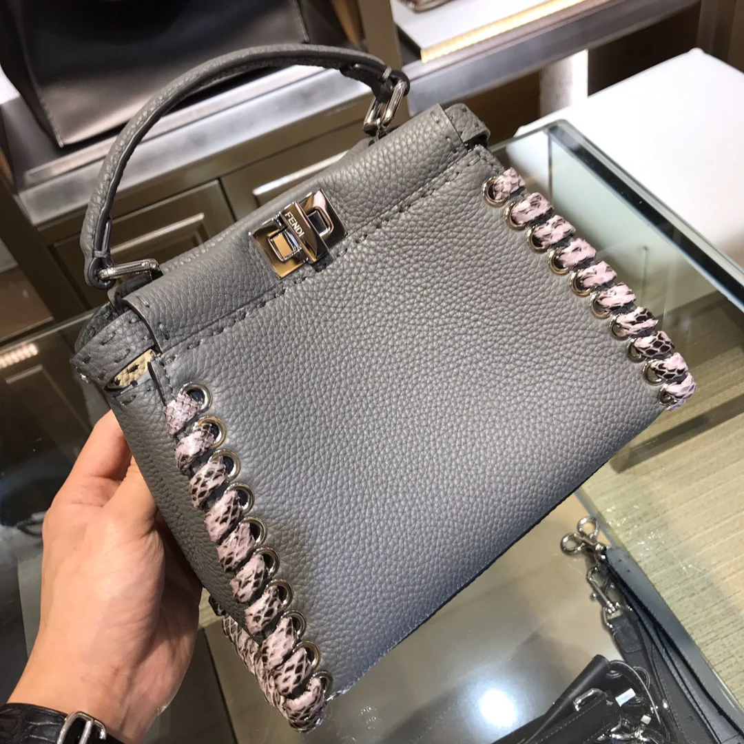Мини-сумочка Fendi Peekaboo из серой кожи