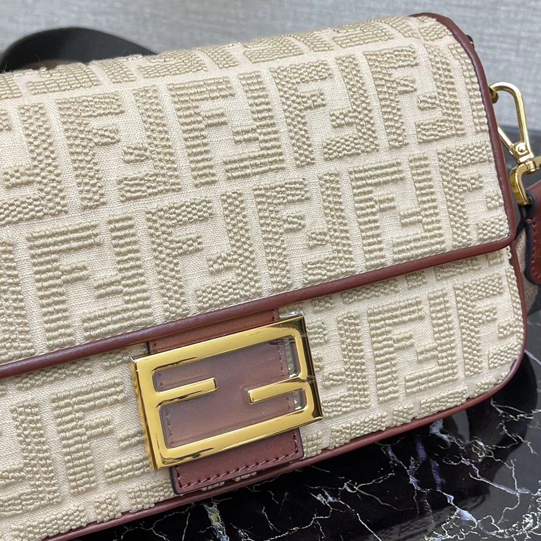 Сумка-багет Fendi Baguette — бежевая, средней длины, с вышивкой.