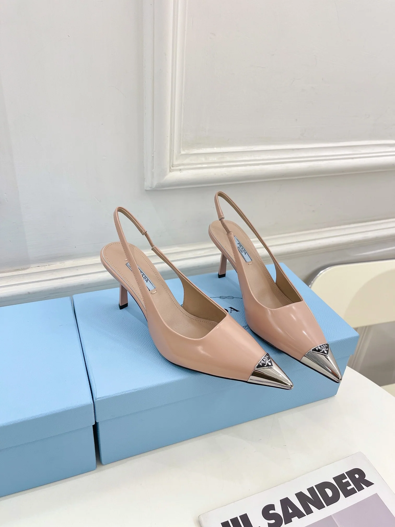Новинка весны 2023 года от Prada - сандалии и туфли на каблуке с острым носком - розовые.