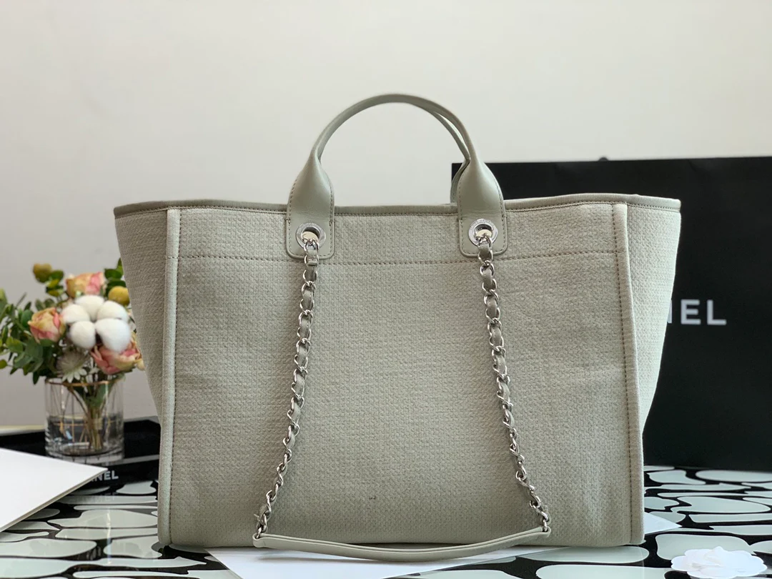 Пляжная сумка Chanel из коллекции осень/зима 2022 — бежевая — большая.