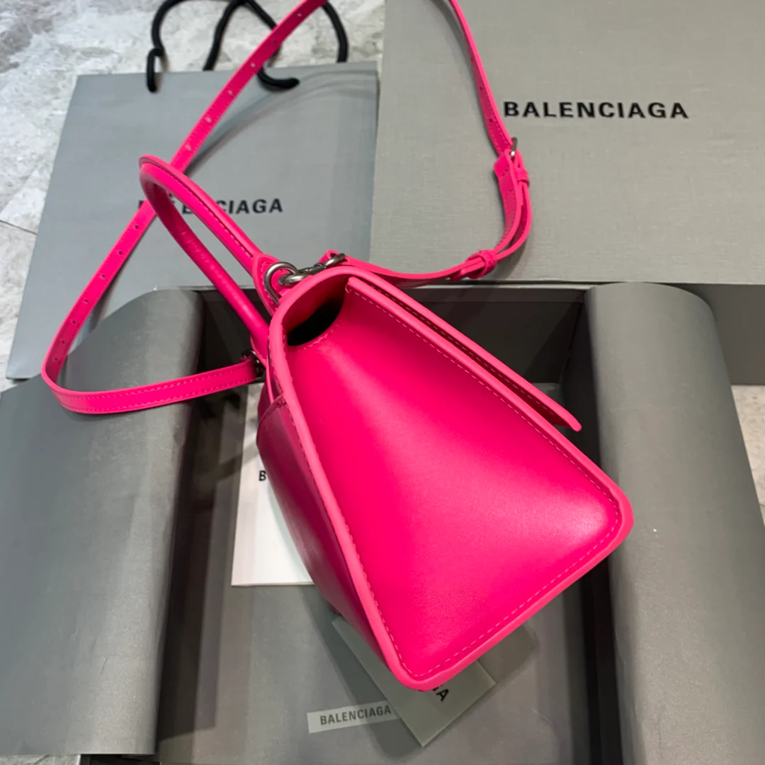 Сумка Balenciaga Hourglass - розово-красная, из гладкой кожи.