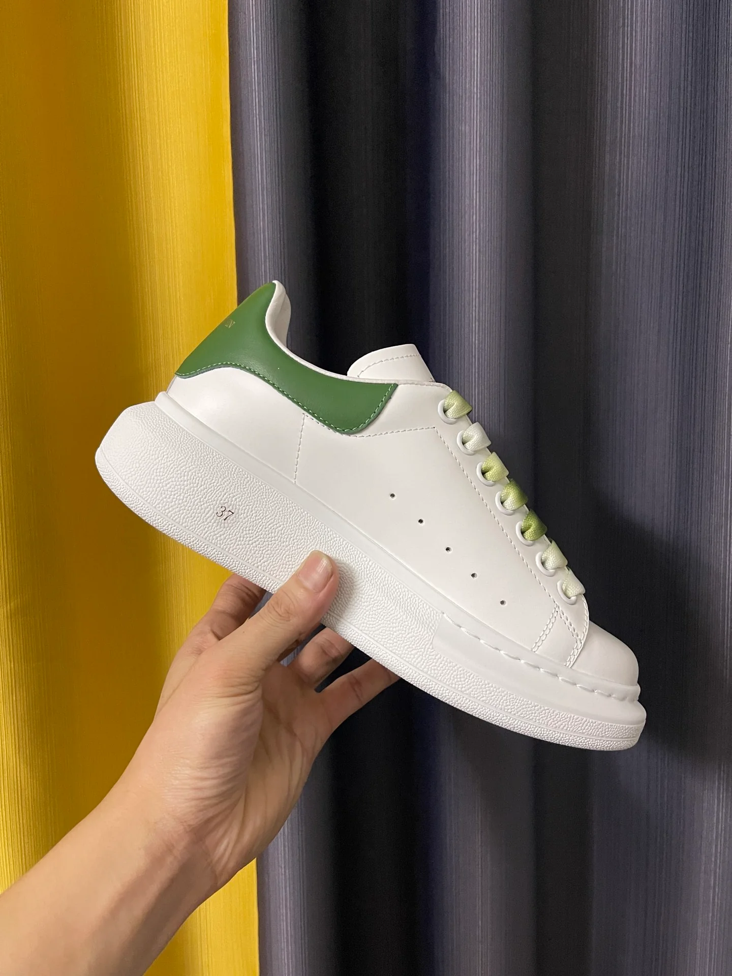 Классические белые кроссовки McQueen - унисекс - зеленый каблук