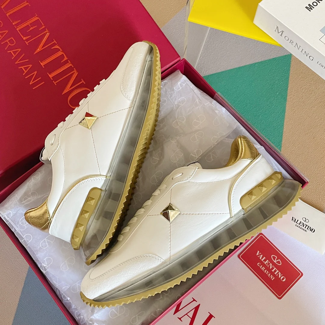 Valentino - Спортивные повседневные туфли с заклепками - Серия с заклепками по всей поверхности - Модель с воздушной подушкой - Парный стиль - Золотая отделка