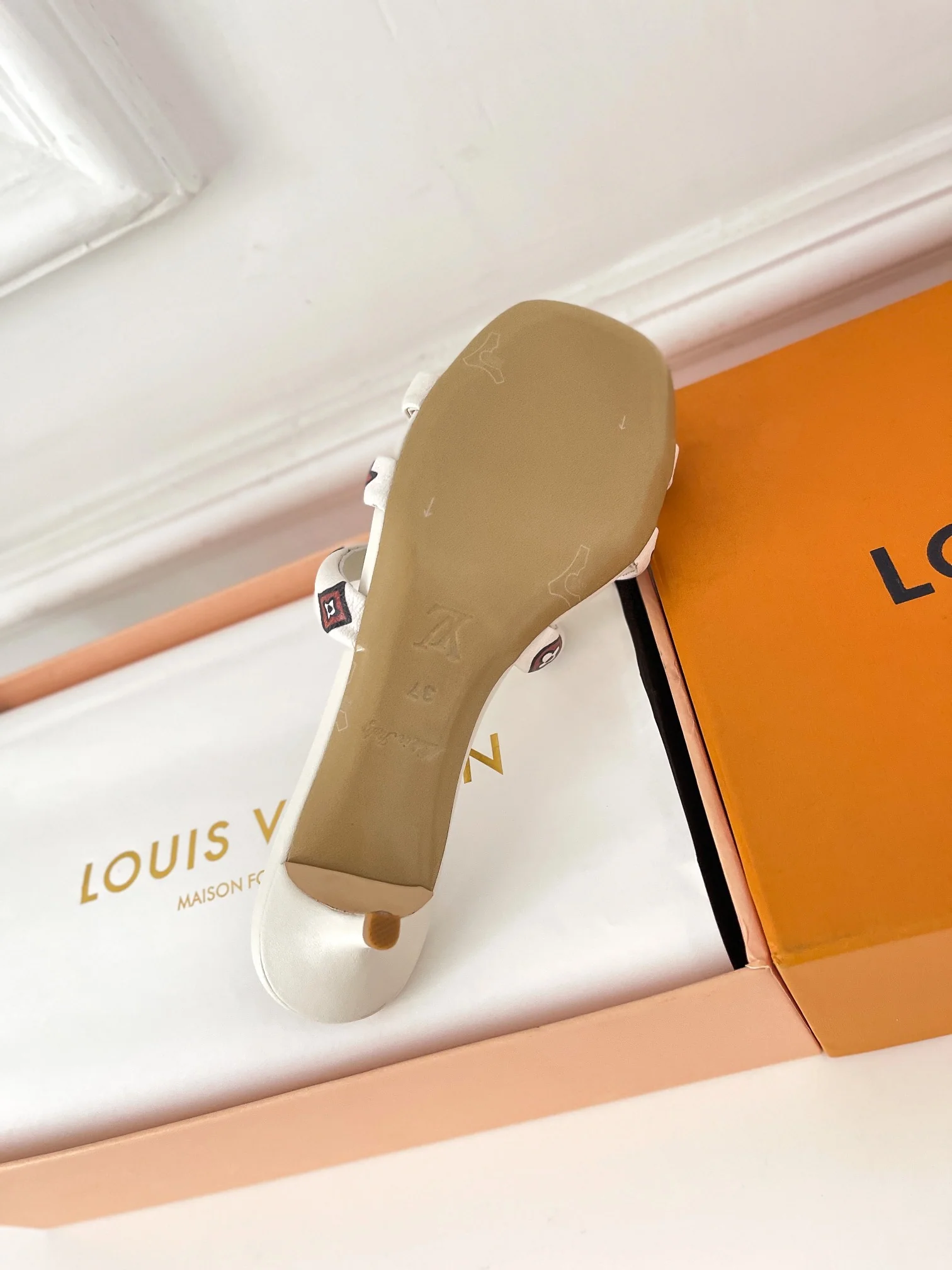 Сандалии LV на низком каблуке