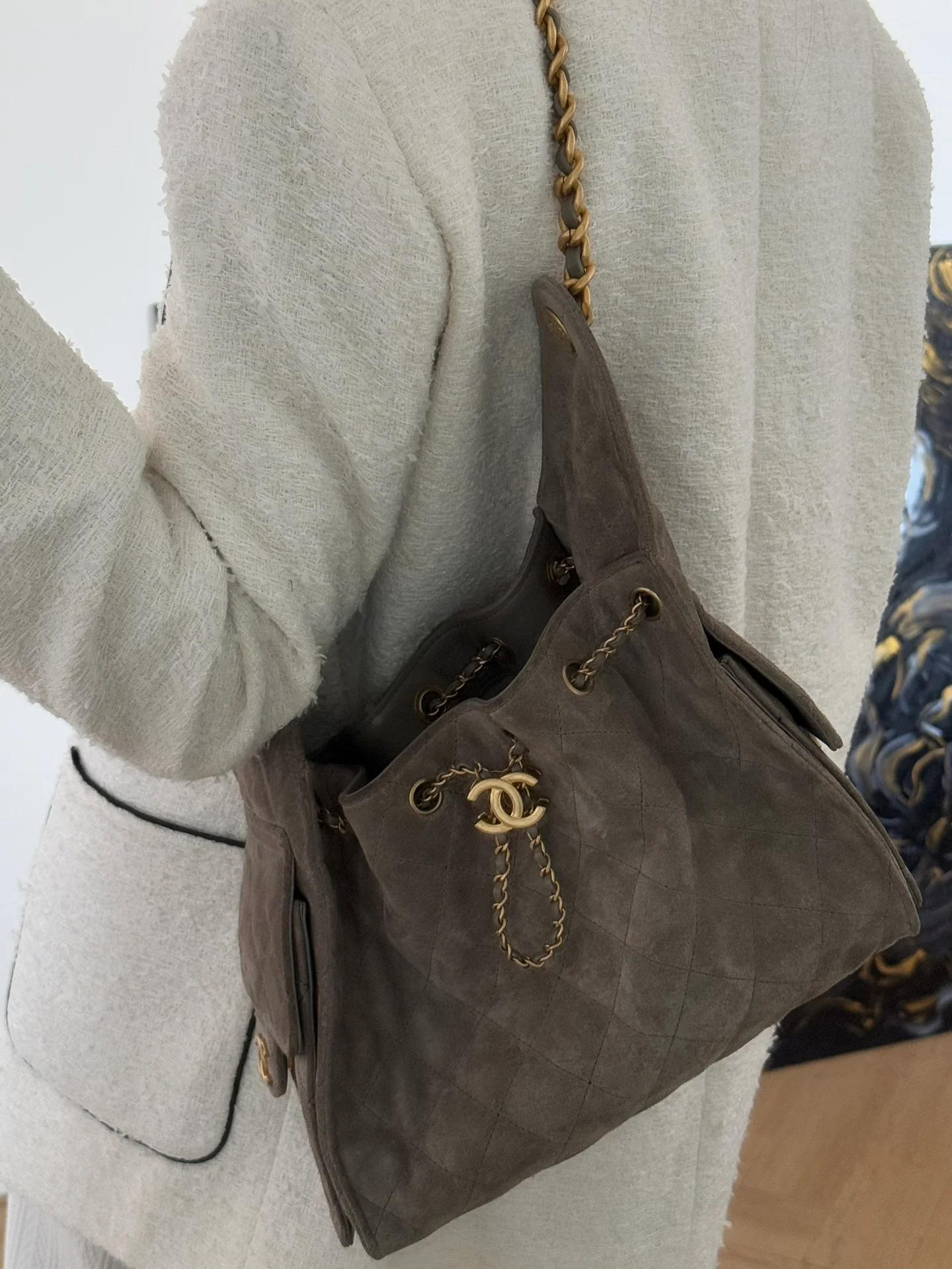 Сумка-хобо Chanel 25c с завязками, маленький размер, замша, цвет ?слоновая кожа?.