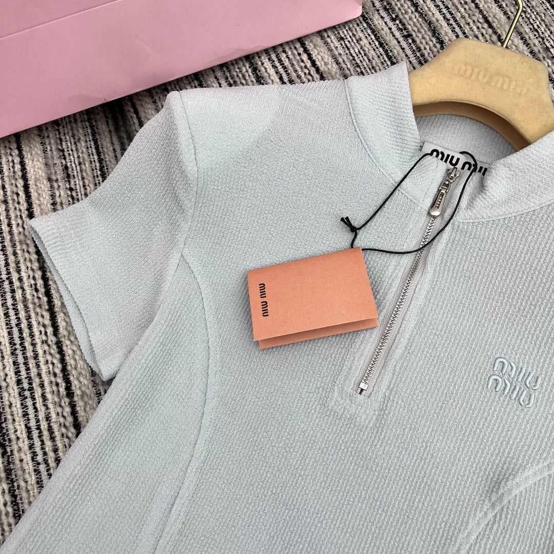 Miu Miu - 2404 - Коллекция весна/лето 2024 - Новый костюм Miu с воротником-стойкой, подплечниками и приталенным силуэтом - Серый