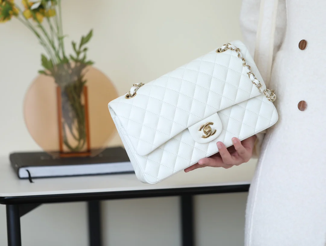 Сумка Chanel CF — белая — 26 см — фотография человека, который её носит.