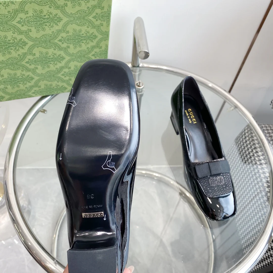 Новинка 2023 года от Gucci - балетки на низком каблуке с квадратным носком и бантом.