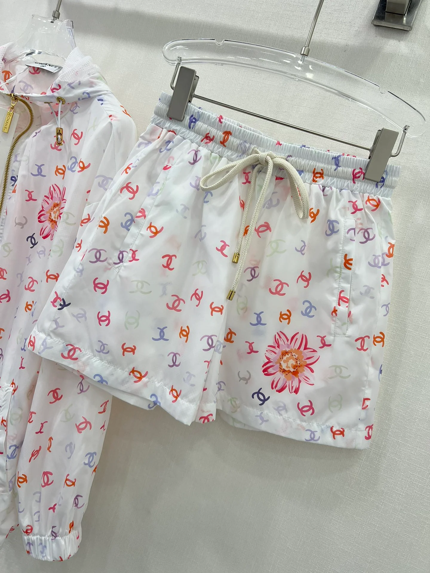 Солнцезащитный костюм Chanel 2404 с принтом - белый