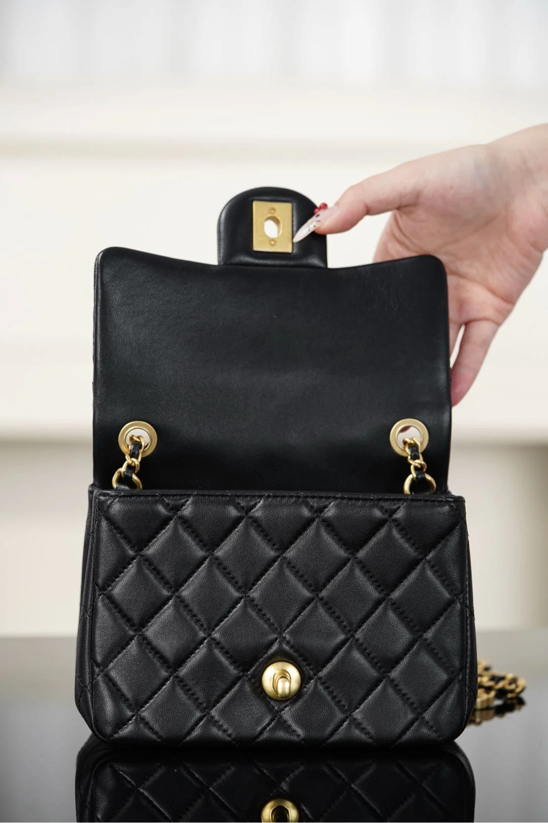 Сумка Chanel 25B Double C Chain Square Fat Bag - черная, маленькая, с золотой пряжкой.