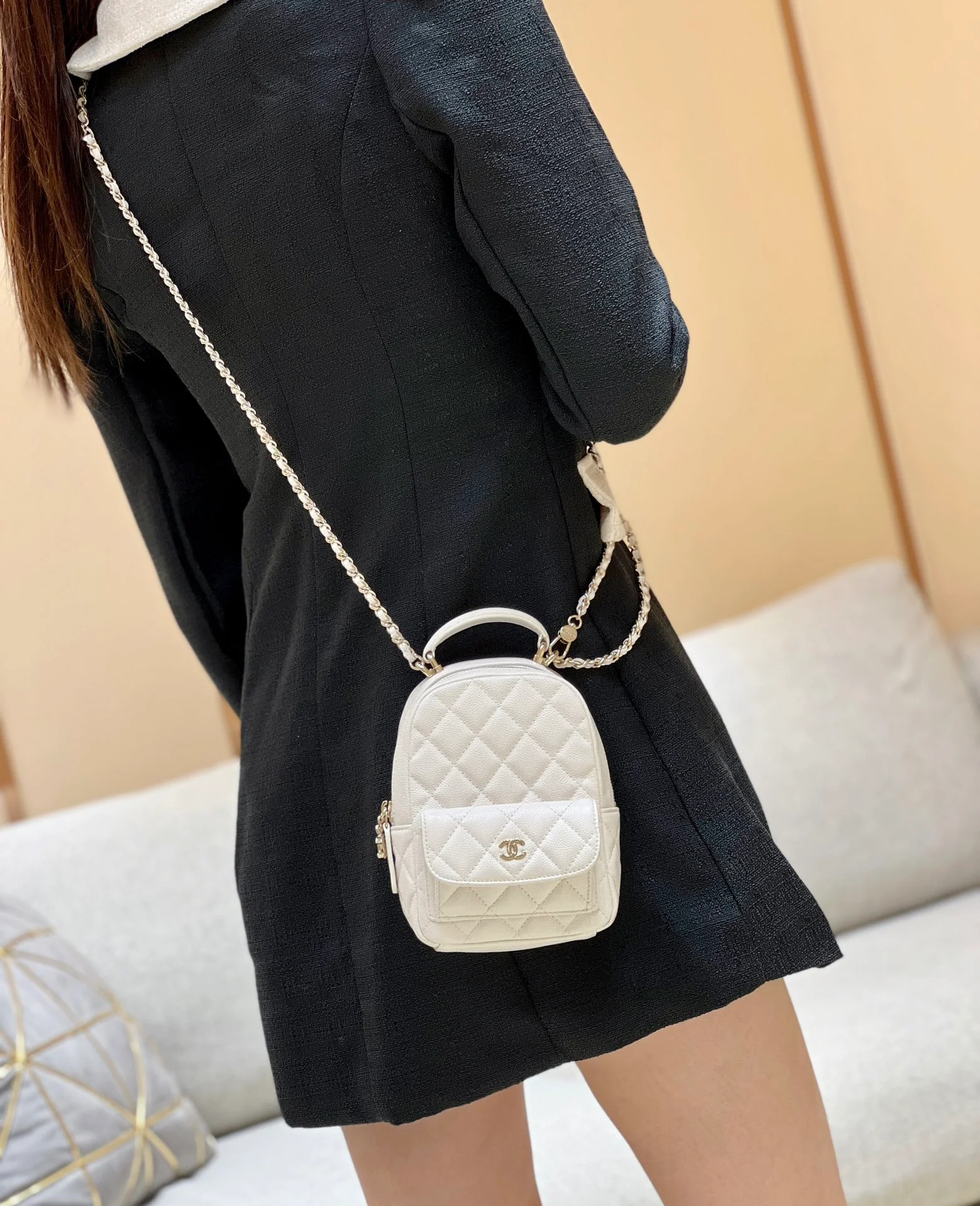 Новый оригинальный мини-рюкзак Chanel 24c - белый