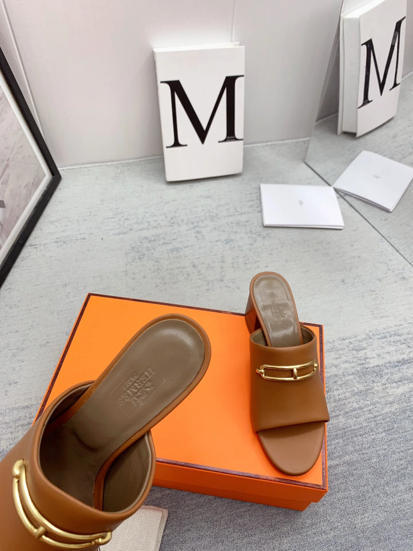 Новинка сезона весна/лето 2022 от Hermes — высококачественные сандалии на массивном каблуке.