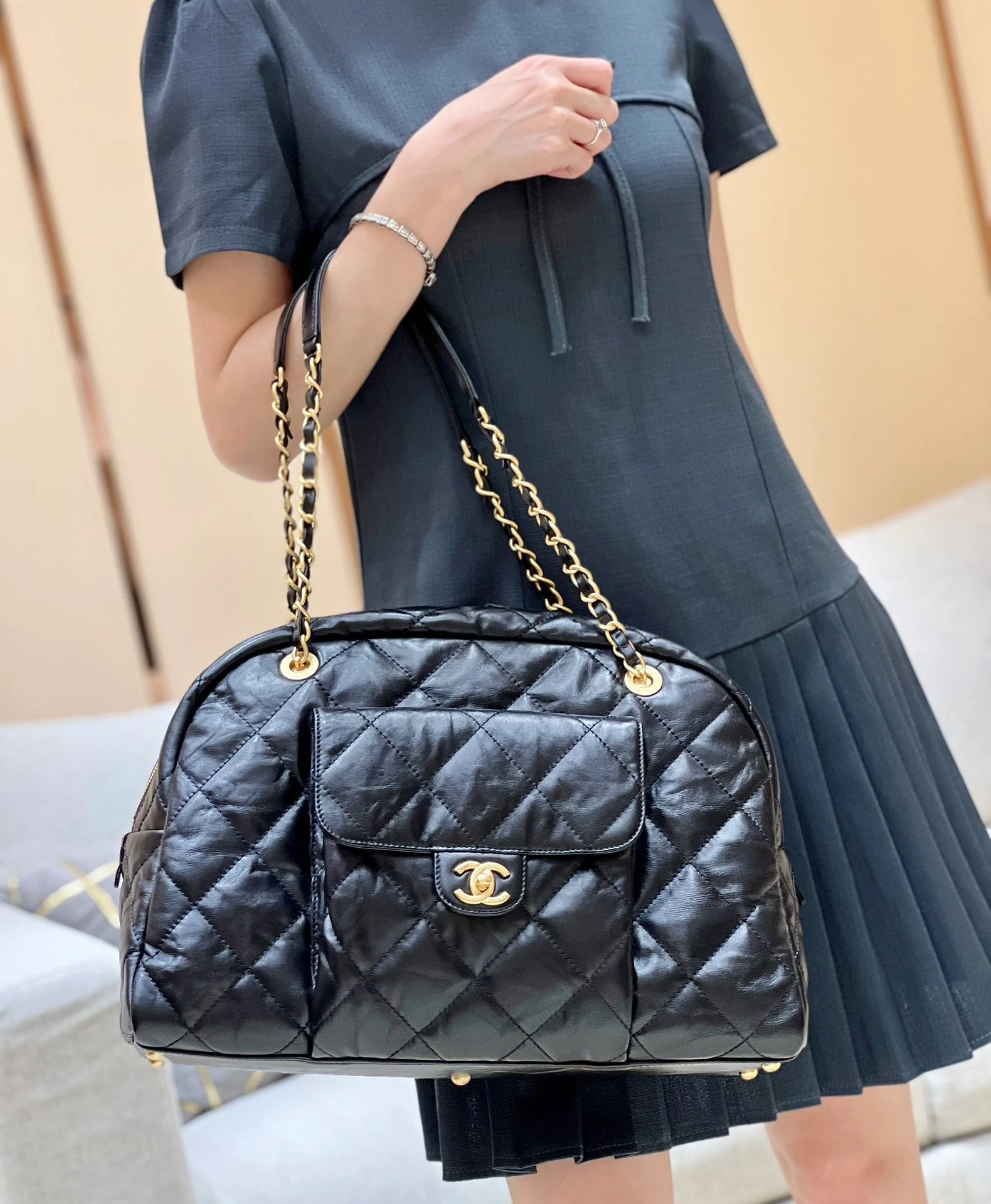 Большая сумка Chanel Bowling Bag (на одно плечо) - черная