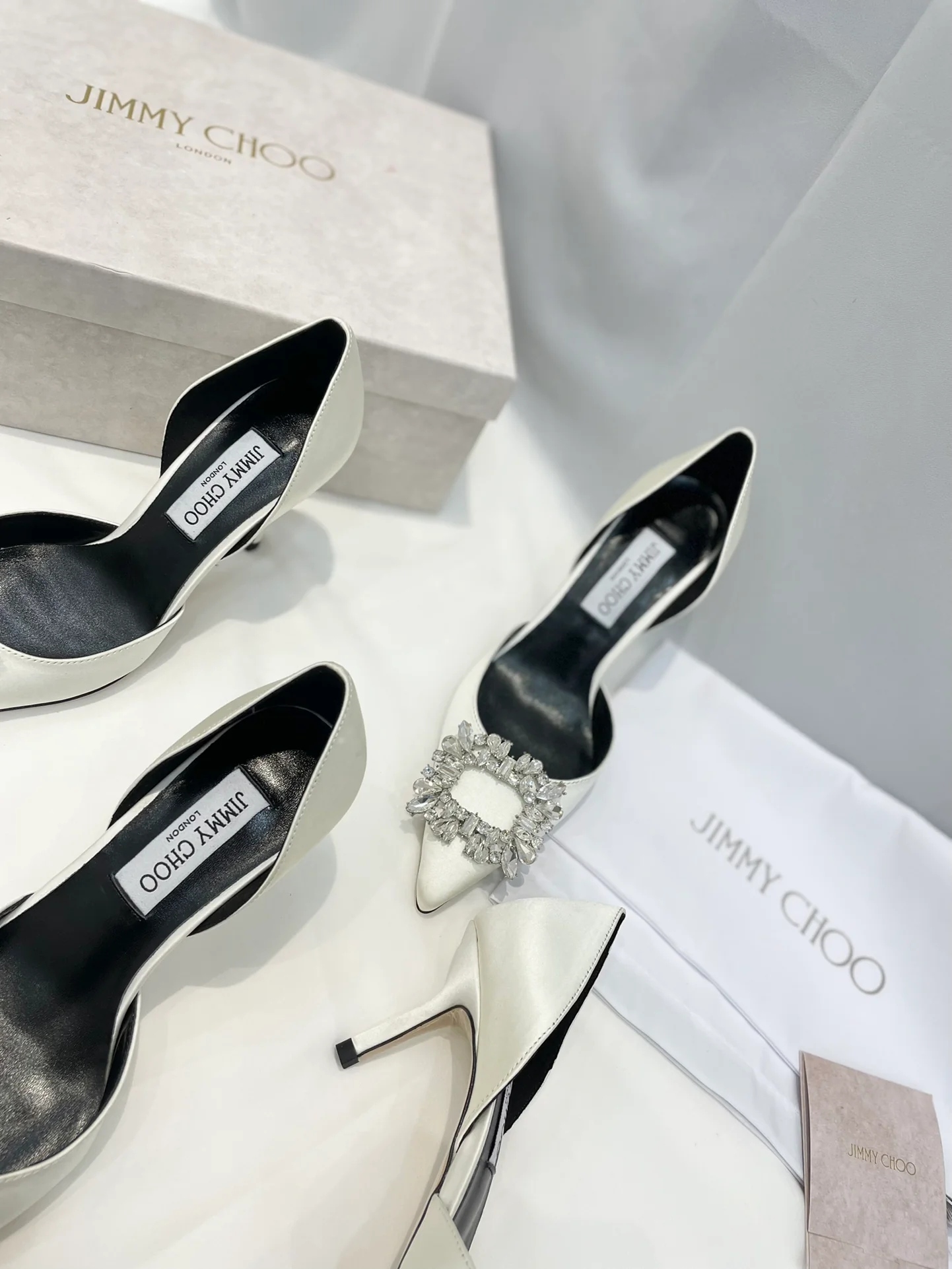 Серия Jimmy Goddess - Туфли на высоком каблуке с бриллиантовой пряжкой - Белые - 1