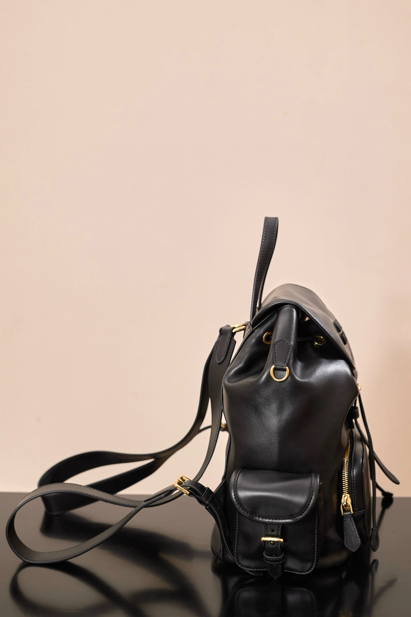 Рюкзак Miu Miu-5bz042m1880 из черной кожи.