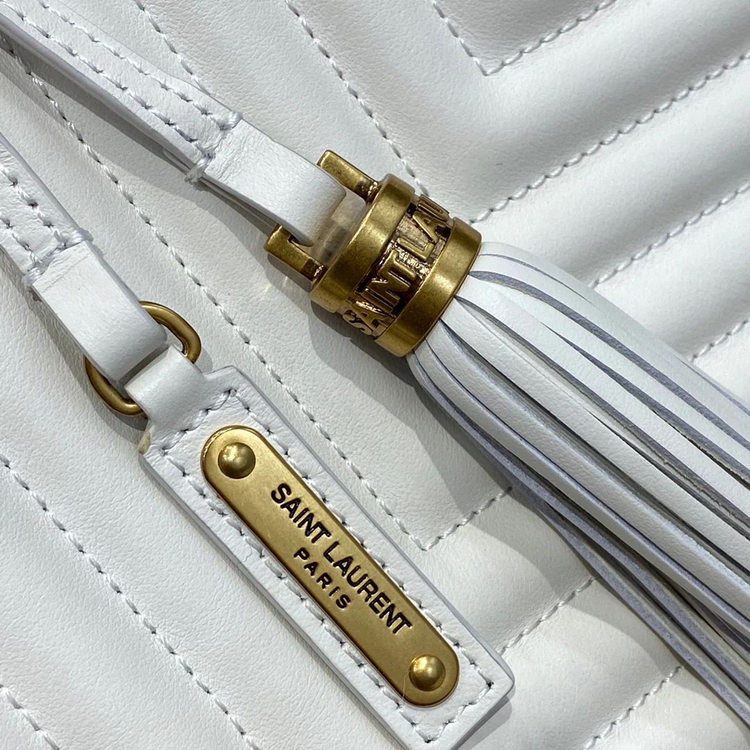 Фотосумка YSL Lou Bag — белая с золотой фурнитурой.