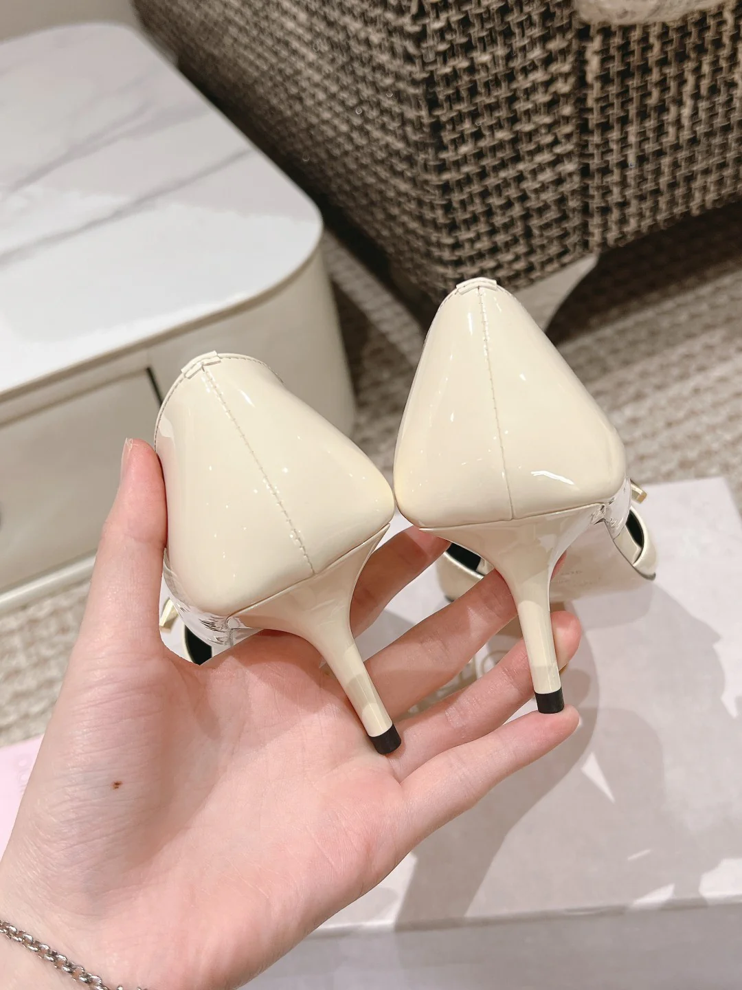 Jimmy - Простые туфли на высоком каблуке с острым носком - Белые