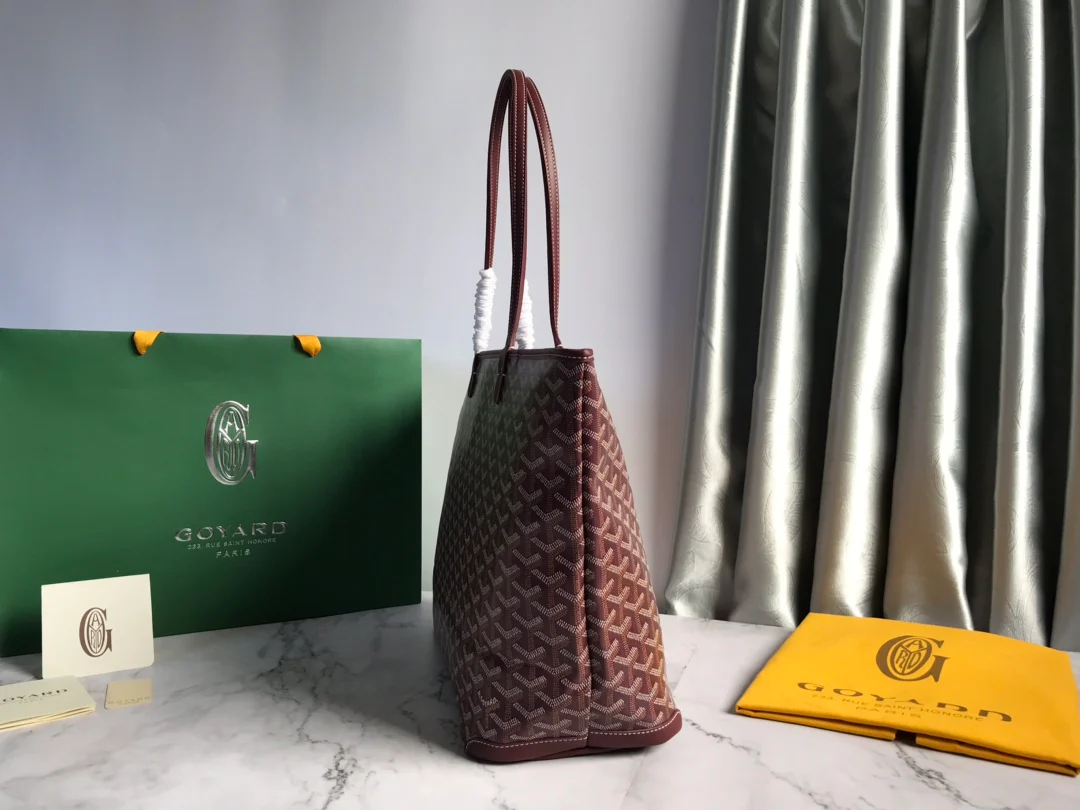 Большая сумка-тоут Goyard на молнии, бордового цвета.