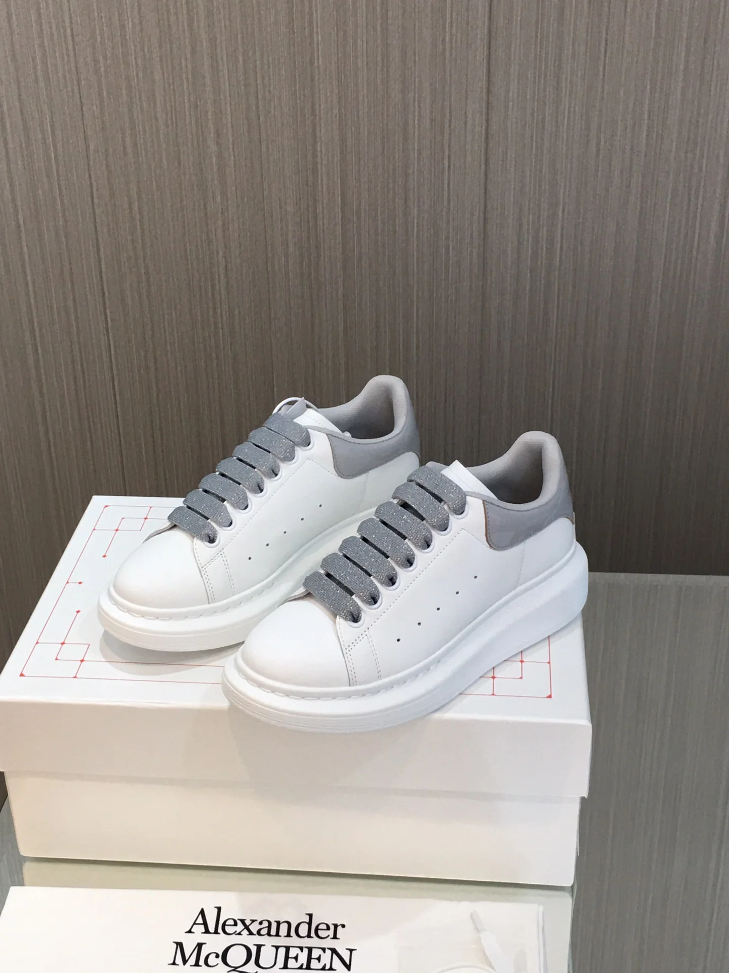 Новинка сезона весна/лето 2023 от McQueen - Белые кроссовки из лакированной кожи - Вулканический серый