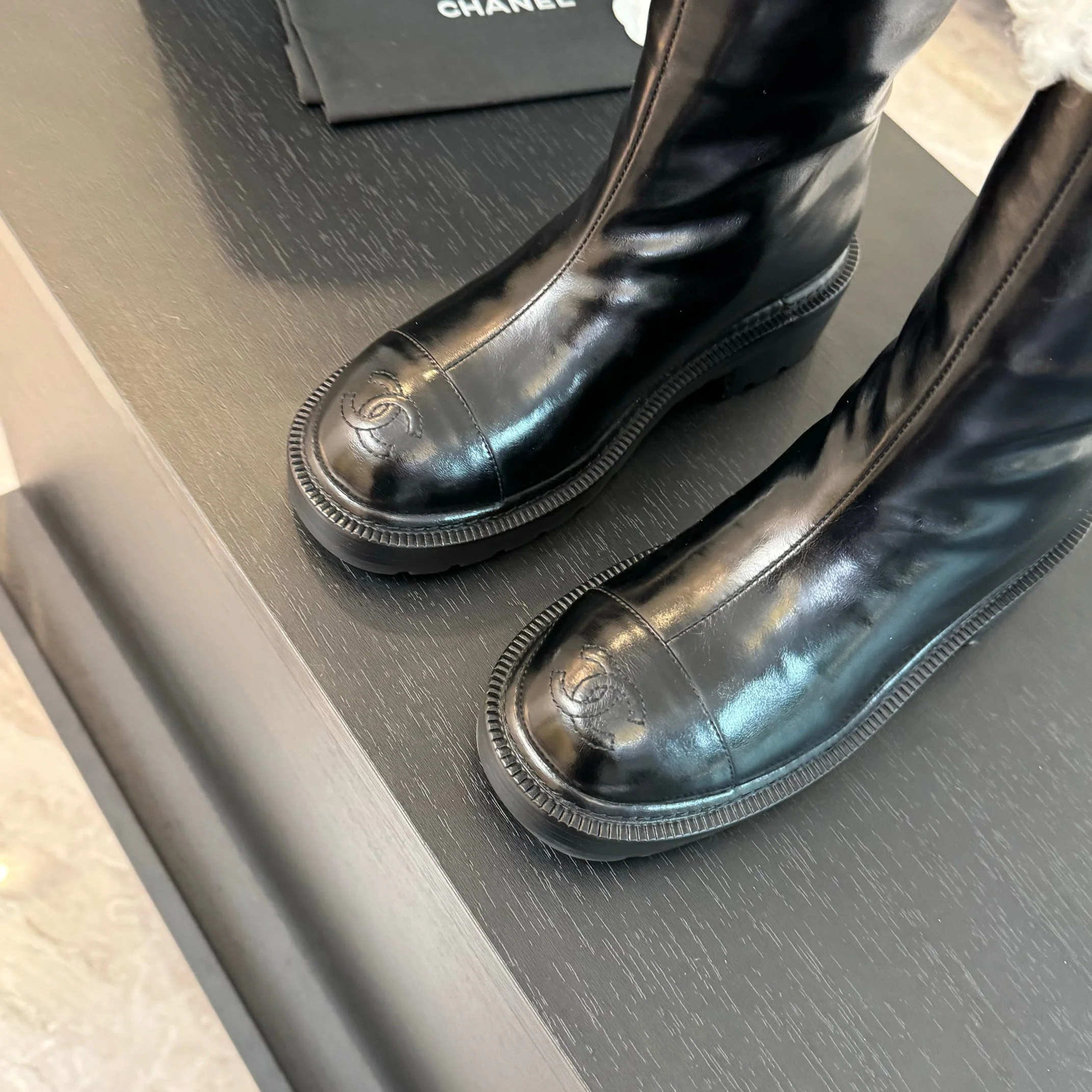 Ботильоны Chanel на платформе из овечьей кожи - черные