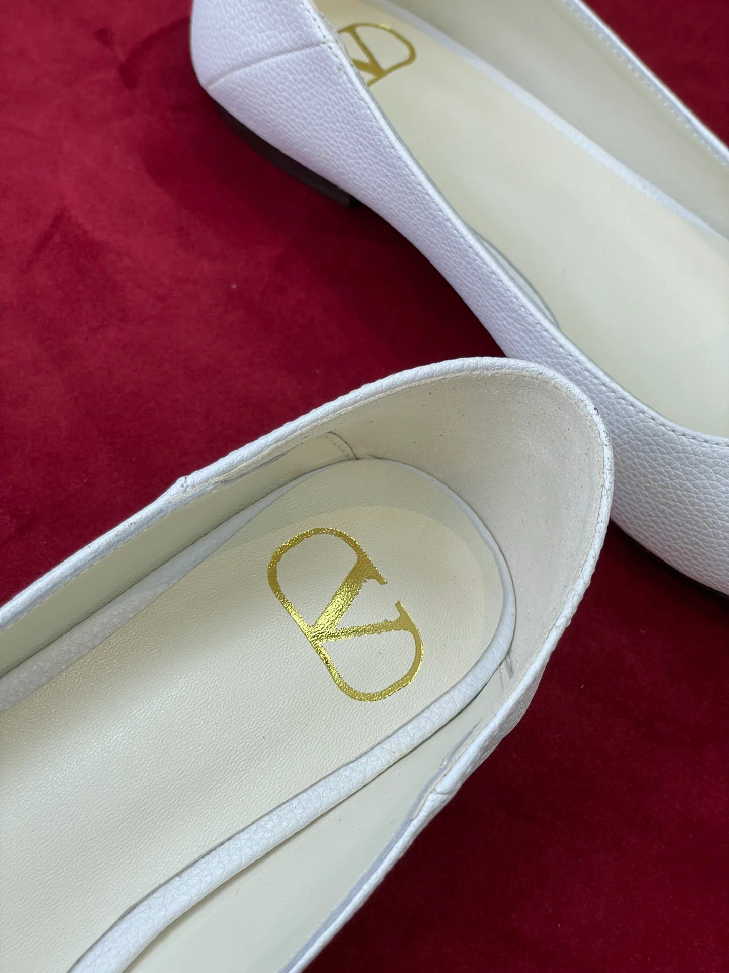 Новинка сезона осень/зима 2022 от Valentino - балетки без шнурков - 1